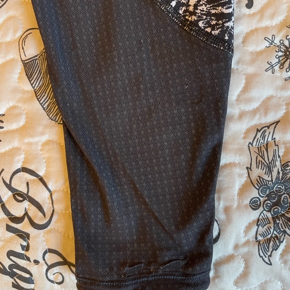 Lululemon black and white pattern align size 6, mesh down side of leg - Picture 6 of 13